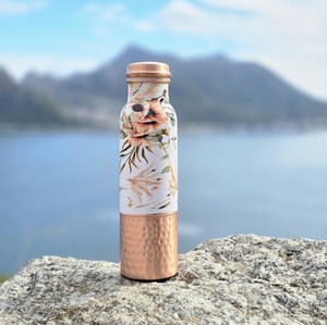 Bouteille d'eau en cuivre martelé à imprimé floral, bouteille à boire ayurvédique en cuivre pur, étanche, réutilisable, bouteille en cuivre écologique - Product Image 1