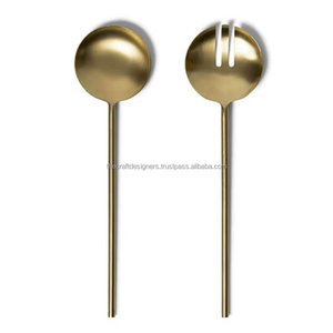 Serveur à salade en laiton finement travaillé, conçu pour offrir une élégance unique et une beauté fonctionnelle à la salle à manger - Product Image 1