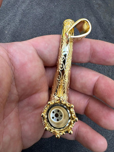 Pendentif en alliage plaqué or véritable massif de style vintage avec un motif de volutes complexes et une base circulaire - Product Image 1