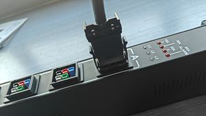 DoyonTek PDU de Aleación de Aluminio de 63A y 12 Tomas P34/P45 con Monitoreo Local 220-240V - Product Image 3