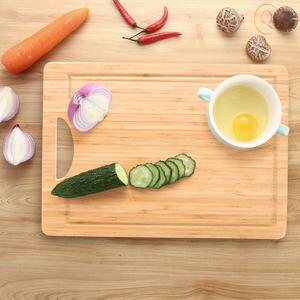 Planche à découper en bois à finition naturelle, bords lisses, écologique, antibactérienne, passe au lave-vaisselle, épaisseur 1,5 cm, conçue pour le confort - Product Image 4