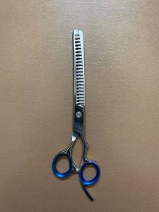 Tijeras de Adelgazamiento de Cabello de Acero Inoxidable Estilo Clásico con Mangos Azules, Hoja Ancha Recta y Punta Ciega, para Diestros - Product Image 5
