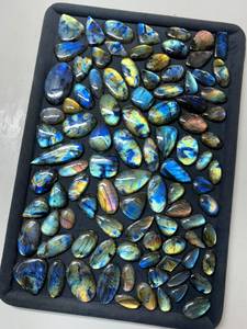 Perles de labradorite naturelle de qualité supérieure, polies, pour la fabrication de bijoux, les artisanat thérapeutique et les accessoires de mode, en vente - Product Image 5