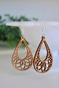 Boucles d'oreilles en bois faites à la main en forme de goutte d'eau avec motif mandala découpé au laser, bijoux légers et tendance pour femmes, accessoires de bijouterie - Product Image 2