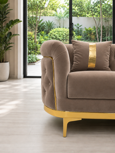 Sofá Seccional Chesterfield de Lujo en Tela Tapizada Color Taupe con Otomana para Sala de Estar, Sofá de Fabricante - Product Image 2