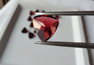 Granat naturel / 5 mm / Qualité VSI / Granat rouge du Mozambique / Forme trilobée / Facetté / 0,60 carats - Product Image 4