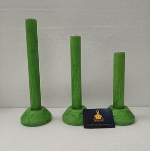 Ensemble de porte-bougies en résine époxy verte de style vintage, forme cylindrique, décoration d'intérieur, durable, de Crafted Treasures - Product Image 4