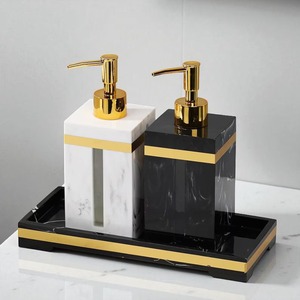 Elegante juego de dispensadores de jabón en blanco y negro con bandeja y botellas de loción con bomba dorada para decoración de encimeras de baño, procedente de la India. - Product Image 1