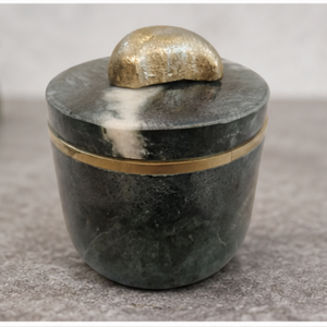 Pot décoratif rond en pierre noire avec bande dorée et bouton en forme de feuille, décoration minimaliste pour la maison - Product Image 4