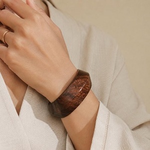 Pulseras de Madera Natural Hechas a Mano, Ecológicas, con Acabado Granulado, para Mujeres y Hombres, Diseño Moderno y Robusto, Forma Personalizada F S - Product Image 4