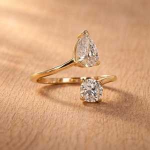 Anillo de compromiso Toi Et Moi con diamante cultivado en laboratorio de corte brillante en forma de pera y redondo, oro macizo de 10K, 14K, 18K, diseño de joyería fina E VVS - Product Image 2