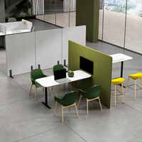 Espace de collaboration de bureau modulaire moderne avec écrans d'intimité gris-vert, table de réunion et sièges coordonnés