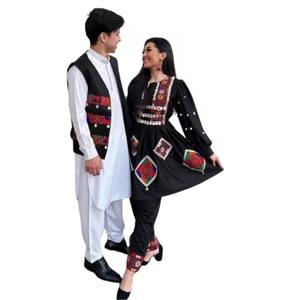 ชุดคู่รักชาวอัฟกันสีมารูน พร้อมชุดกูจิปักลายหนักสีแดงเข้ม และชุดชายแบบชาลวาร์ คามีซสีขาวพร้อมเสื้อกั๊กสีดำ - Product Image 5