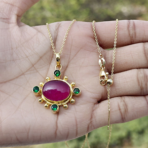 Collier en pierres précieuses best-seller, pendentif style soleil en rubis et jade avec quartz émeraude, collier statement en laiton plaqué or 18 carats - Product Image 2