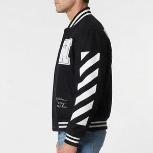Veste universitaire noire pour homme sur mesure, de haute qualité et très demandée, avec broderie blanche et manches rayées, style preppy, pour l'automne - Product Image 4