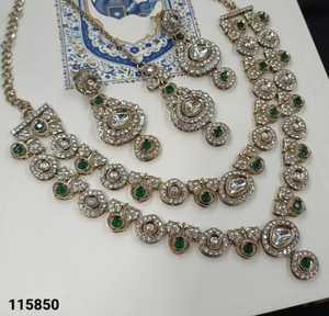 Conjunto de Joyería de Alta Calidad con Diseño Moderno y Elegante, Collar, Aretes y Anillo Geométricos Chapados en Oro con Perlas, para Bodas - Product Image 1