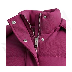 เสื้อแจ็คเก็ตฤดูหนาวสีม่วงแบบควิลท์ พร้อมเข็มขัด คอตั้ง แขนยาว กันลม บุด้วยโพลีเอสเตอร์ สีพื้น โลโก้ด้านหน้า - Product Image 4