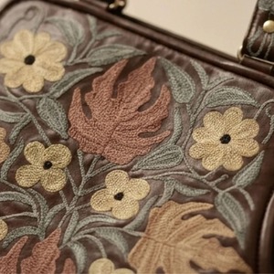 กระเป๋าหูจับด้านบนปักลาย kashmiri crewel-หนังสีน้ำตาลเข้มพร้อม Monstera & Daisy - Product Image 6