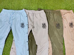 Pantalon de survêtement décontracté en nylon pour hommes, coupe-vent uni avec jambe large brodée et bouton latéral, joggers légers - Product Image 3