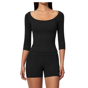 Conjunto de Yoga de 2 Piezas Personalizado con Logotipo Frontal, Transpirable, con Pantalones Cortos y Top de Cuello Redondo para Ropa Deportiva Femenina - Product Image 2