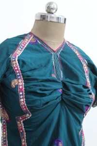 Choli Banjara vintage, broderie ethnique Banjara Kutch Rabari, tunique bohème en rayonne et mousseline, col en V, manches courtes, écologique - Product Image 3