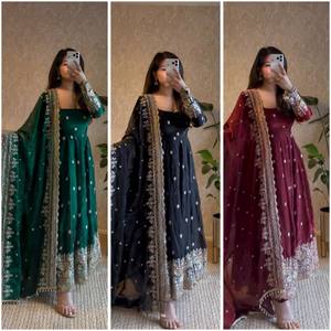 Ensemble de robe en georgette lourde de qualité supérieure pour femmes avec dupatta brodée de 4 mètres et style ethnique élégant - Product Image 6