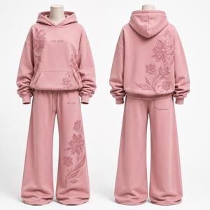 Ensemble de survêtement de luxe pour femme, rose poudré, à motif floral, avec sweat à capuche oversize et pantalon large, en molleton premium, OEM ODM, personnalisable, style streetwear - Product Image 3