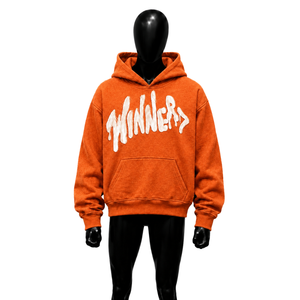 Sweat-shirt à capuche graphique orange avec lettrage graffiti blanc audacieux, texturé, coupe oversize, style streetwear, mode urbaine décontractée - Product Image 1
