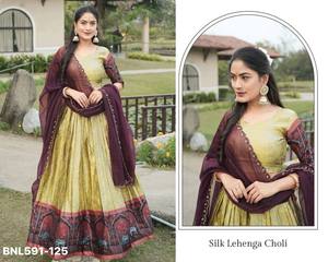 Proveedor de conjuntos de lehenga choli y dupatta de seda tradicional india con bordes tejidos con zari y kalamkari para festivales, procedente de la India. - Product Image 2