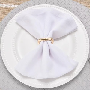 Les anneaux de serviette en métal s'assortissent parfaitement aux autres éléments de table métalliques tels que les couverts, les sous-plats ou les chandeliers. - Product Image 4