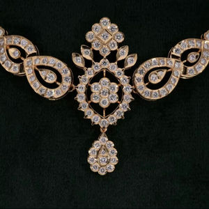 Collier de style sud-indien classique avec fleur naturelle certifiée IGI, plaqué or, chaîne maille forçat, cadeau de luxe traditionnel pour fiançailles et mariages - Product Image 4