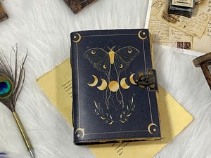 สมุดบันทึกหนังทำมือลายผีเสื้อ Luna Moth ของ Herb Heritage Tree Life  หนังสือคาถา 400 หน้า ของขวัญสำหรับเขาและเธอ ราชสถาน - Product Image 1