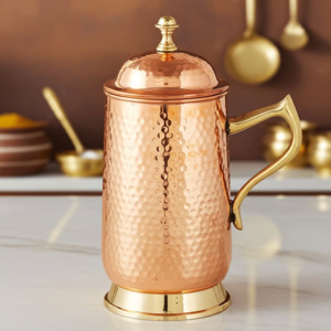 Carafe en cuivre rayée, polie et lisse, aux lignes minimalistes et à la texture fine. Disponible au prix de gros - Product Image 4