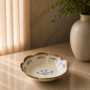 Elegante Tazón de Cerámica para Servir con Borde Festoneado, Detalles Florales y Acabado Artesanal para una Decoración de Mesa Refinada - Product Image 1
