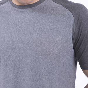 Camiseta de Cuello Redondo y Manga Raglán Gris para Hombre, Corte Regular, Color Sólido, Tejido de Algodón, Estilo Casual, con Ribete en Contraste - Product Image 4