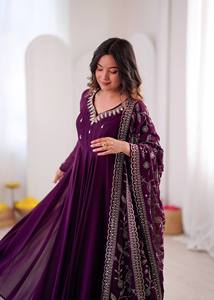 Costume Anarkali traditionnel pour femmes, couleur violette, avec dupatta brodé, coupe ample, longueur au sol, tenue de mariage, style Inde Pakistan - Product Image 5