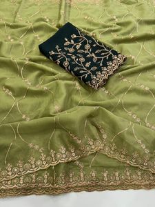 Sari de Seda Verde AARA Fashion con Bordado Dorado, Traje Tradicional Indio para Bodas, Largo hasta el Suelo, Corte Regular, Protección Solar - Product Image 6