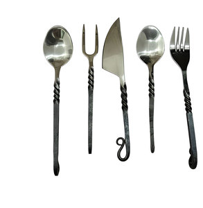 Ensemble de couverts médiévaux, outils de table traditionnels pour les événements sur le thème des châteaux, les restaurants et les occasions spéciales - Product Image 2