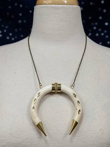 Colgante de luna creciente de hueso natural de 3 pulgadas con incrustaciones de latón de doble colte y detalles en oro y plata, joyería hecha a mano - Product Image 3