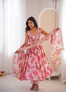 Robe noire élégante avec imprimé rose, coupe ample, longueur midi, tenue décontractée traditionnelle indienne pour femmes, polyester extensible - Product Image 2