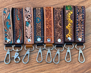 Porte-clés en cuir usiné sculpté à la main Porte-clés en cuir imprimé floral en relief Accessoires en cuir usiné Porte-clés mignons - Product Image 4