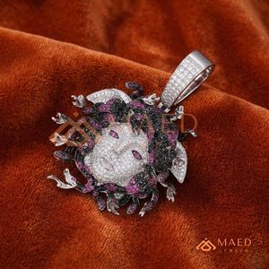 Collier pendentif Méduse pour homme MAED Jewels, pendentif tête de Méduse serti de pierres, plaqué argent et or, pendentif serti de pierres - Product Image 3