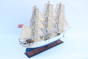 Modèle de voilier à trois mâts en bois fait main - Maquette de bateau à voile à l'échelle pour décoration de bureau, Christian Radich - Product Image 4