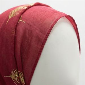 ผ้าคลุมไหล่ลายขนนกขายดี ผ้าฮิญาบคุณภาพสูง สีพื้นแบบกำหนดเอง ผ้าพันคอชายหาดสำหรับผู้หญิง เนื้อผ้านุ่ม ระบายอากาศได้ดี แฟชั่นระดับพรีเมียม - Product Image 4