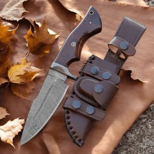Couteaux de chasse de style artisanal avec lame à motif Damas, poignée en bois courbée et étui en cuir marron pour le camping en plein air - Product Image 1