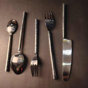 Juego de Cubiertos de Plata Mate con Textura Martillada. Cubiertos Modernos de Acero Inoxidable con Acabado Manual, Superficie Agujereada y Mangos Redondeados - Product Image 6