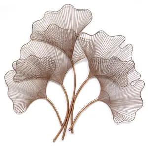Décoration murale artisanale en métal rustique avec motif floral pour la décoration de fermes et de cottages, présentant un savoir-faire vintage. - Product Image 3