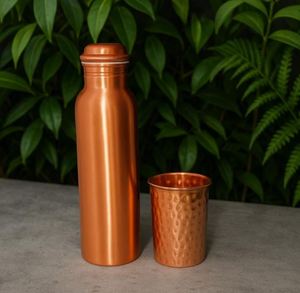 Botella de cobre puro para hidratación, purificación de agua tradicional, reutilizable, ecológica, que apoya la práctica de un estilo de vida saludable. - Product Image 1