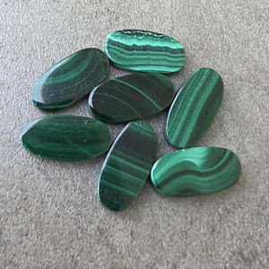 Pierre précieuse en malachite naturelle, forme ovale, cabochon, pierre polie calibrée pour la fabrication de bijoux, toutes les tailles disponibles - Product Image 6