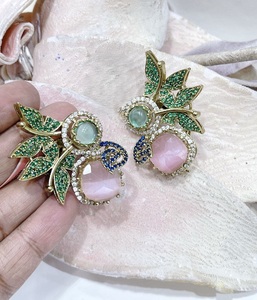 Boucles d'oreilles pendantes tendance plaquées or avec zircon bleu et pierres vertes pour femmes, style vintage, pour les soirées. - Product Image 3